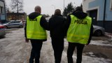 Rozbojarz doprowadzany przez policjantów