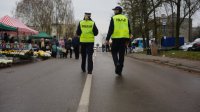 Policjanci wręczają odblaski