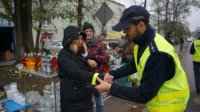 Policjanci wręczają odblaski