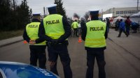 Policjanci podczas zabezpieczenia wyscigu