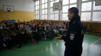 Policjant na spotkaniu z uczniami