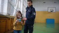 Policjant na spotkaniu z uczniami