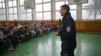 Policjant na spotkaniu z uczniami