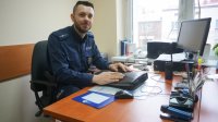 Dzielnicowy mł. asp. Paweł Biedroń