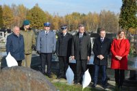 Zastępca komendanta oddaje hołd zmarłym