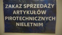 Dzielnicowy kontroluje stanowisko z fajerwerkami