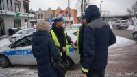 Policjanci wręczają odblaski