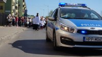 Policjanci zabezpieczają procesję