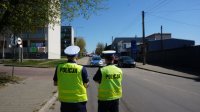 Policjanci zabezpieczają procesję