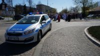 Policjanci zabezpieczają procesję