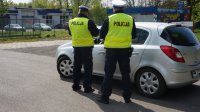 Policjanci Kontrolują pojazd