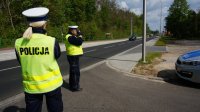 Policjanci kontrolują prędkość pojazdów