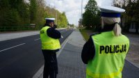 Policjanci kontrolują prędkość pojazdów