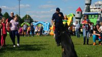 Policjant podczas pokazu posłuszeństwa Astera