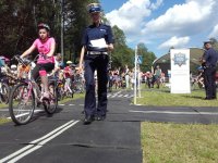 Policjant egzaminuje młodego cyklistę