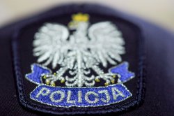 Policyjna czapka z orzełkiem i napisem Policja