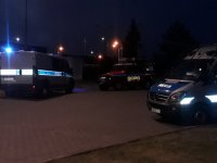 Policyjne radiowozy na parkingu