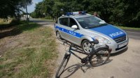 Policjanci kontrolują rowerzystę