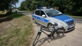 Policjanci kontrolują rowerzystę