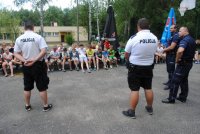 Policjanci rozmawiają z dziećmi