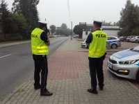 Policjanci mierzą prędkość pojazdów