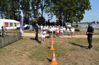 Dzieci pokonują slalom w alkogoglach