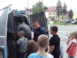 Policjanci prezentują dzieciom radiowóz