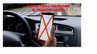 Kierowca trzyma telefon w ręce