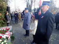 Komendanci straży pożarnej i policji oddają cześć poległym przy pomniku