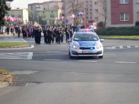 Policjanci zabezpieczają przejazd