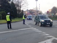 Policjanci zabezpieczają przemarsz