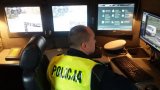 Policjant obserwuje ruch pojazdów na monitorach