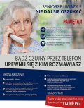 Seniorka trzyma słuchawkę telefonu przy uchu