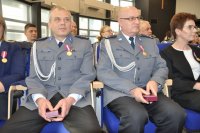 Wyróżnienieni policjanci z przypiętymi medalami