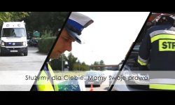 umundurowany policjant na drodze