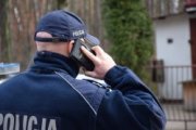 Policjant trzyma telefon przy uchu