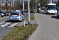 Policyjny radiowóz i autobus miejski