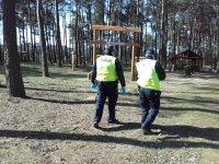 Policjanci kontrolują plac zabaw