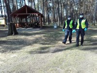 Policjanci kontrolują plac zabaw