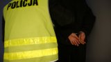 Policjant D
doprowadza zatrzymanego