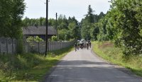 Peleton wjeżdża pod wzniesienie