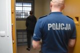 Policjant wpuszcza zatrzymanego do policyjnej celi