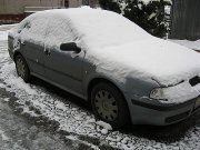 Całkowicie zaśnieżony samochód