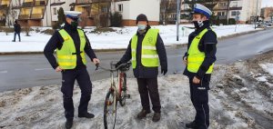 Policjanci z rowerzystą