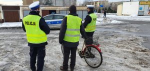 Policjanci z rowerzystą