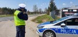 Policjant mierzy prędkość przemieszczających się pojazdów