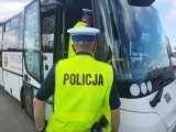 Policjanci kontrolują autobus