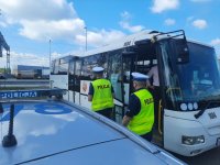 Policjanci kontrolują autobus