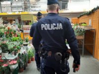 Policjanci kontrolują sklepy wielkopowierzchniowe