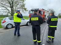 Policjant i strażacy zabezpieczają trasę wyścigu